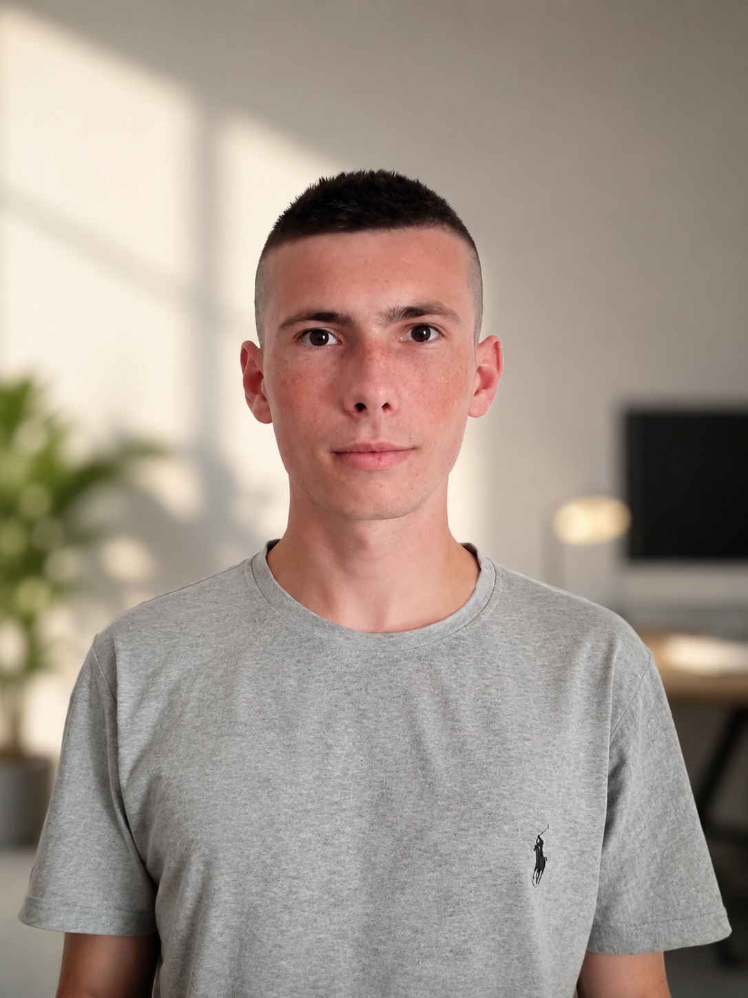 Retrat de Kevin Zrebiec amb samarreta grisa